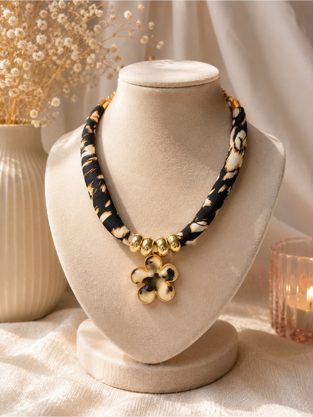 ✨ Collar Floral Elegante Negro y Dorado – Diseño Exclusivo